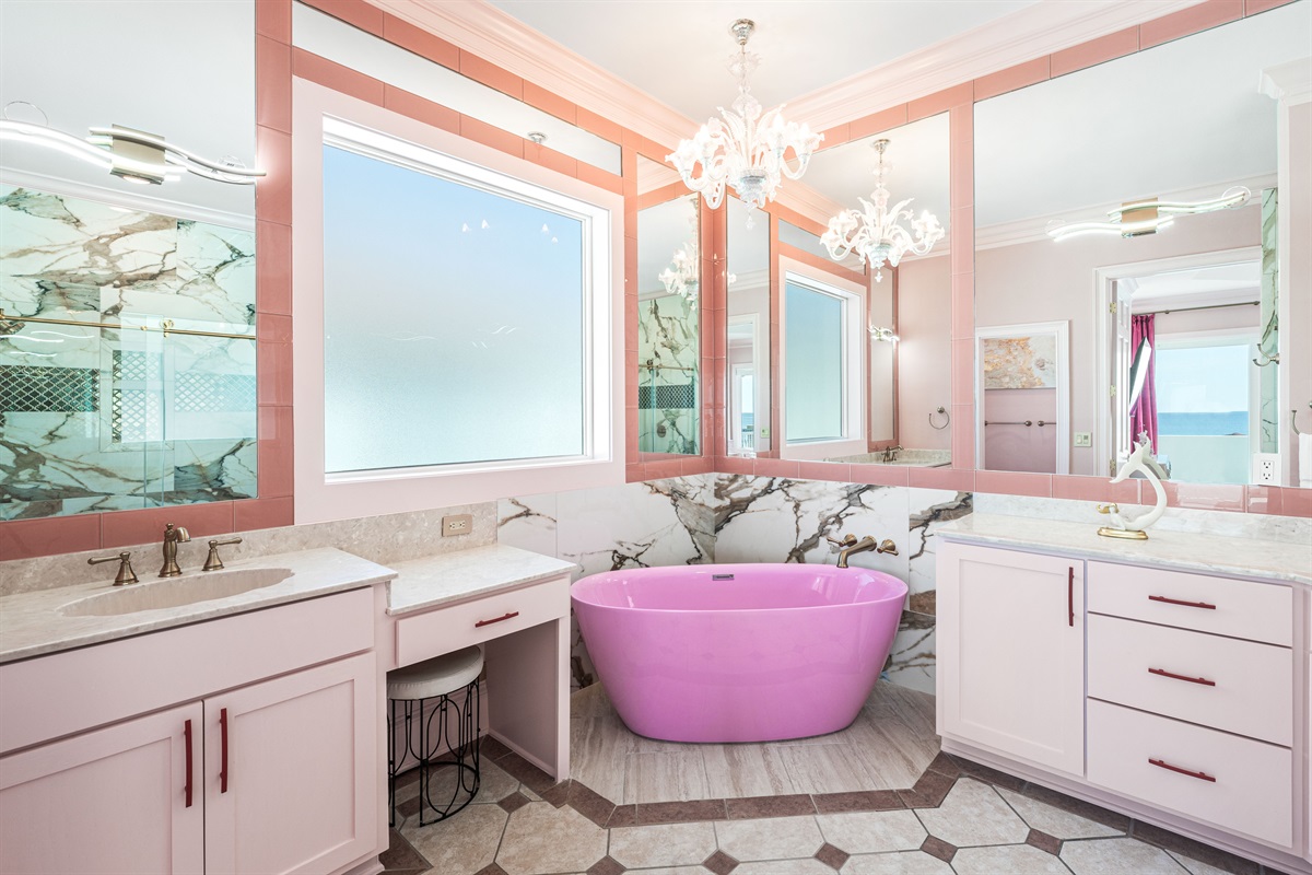 Beachfront Master King Suite Bath | Soaking Tub | Third Floor