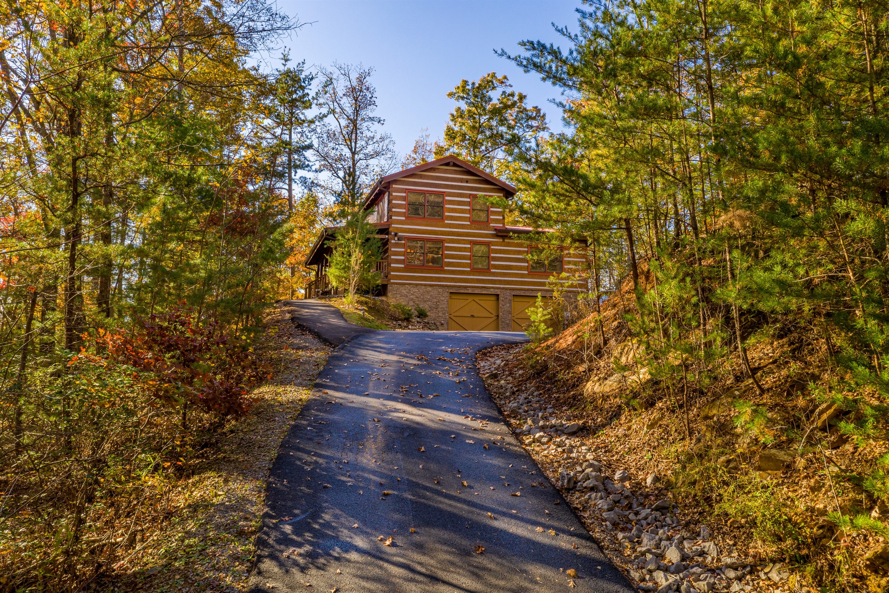 Appalachian Escape Cabin - paved driveway