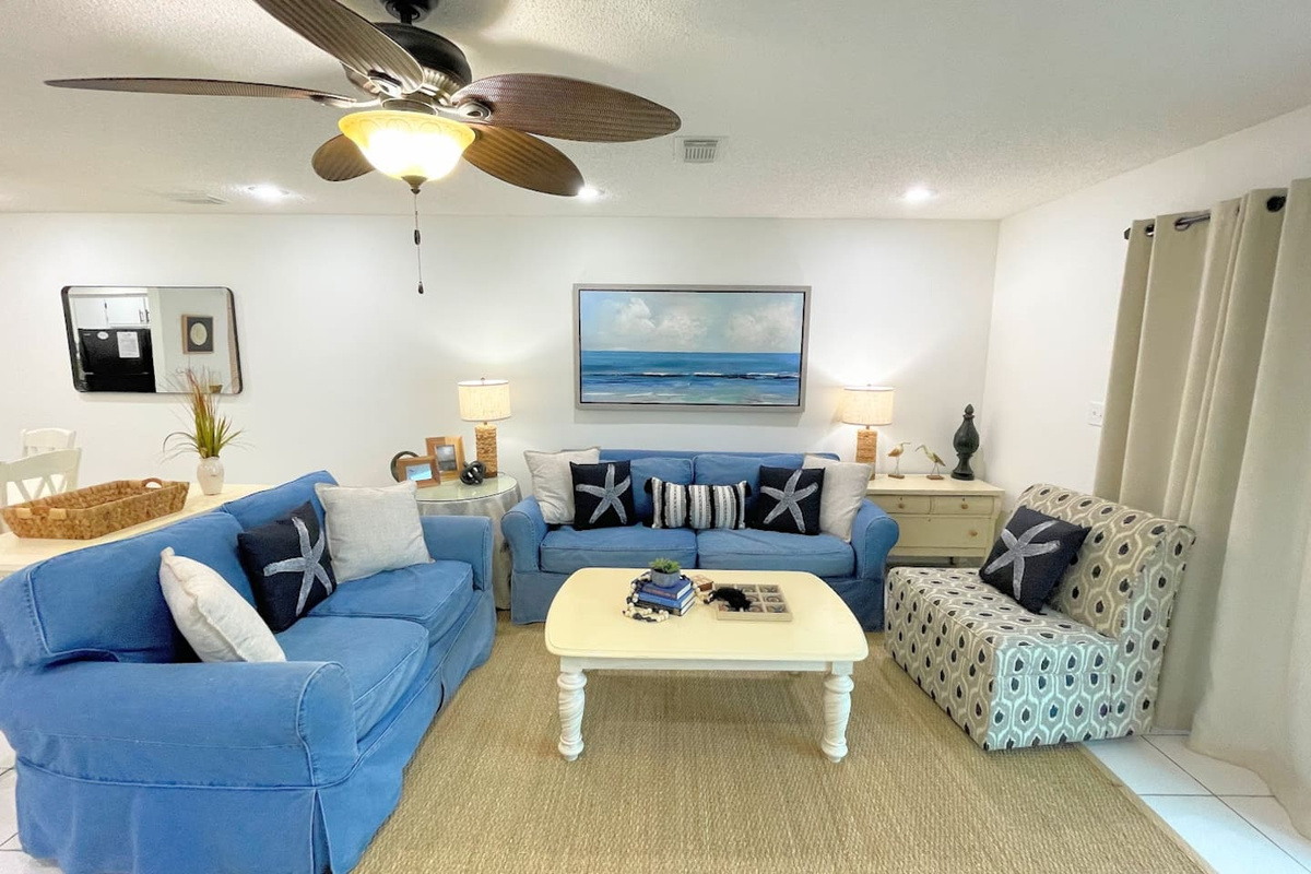 Gather six guests here and no one gets squeezed &mdash; there is real room for everyone in this layout.