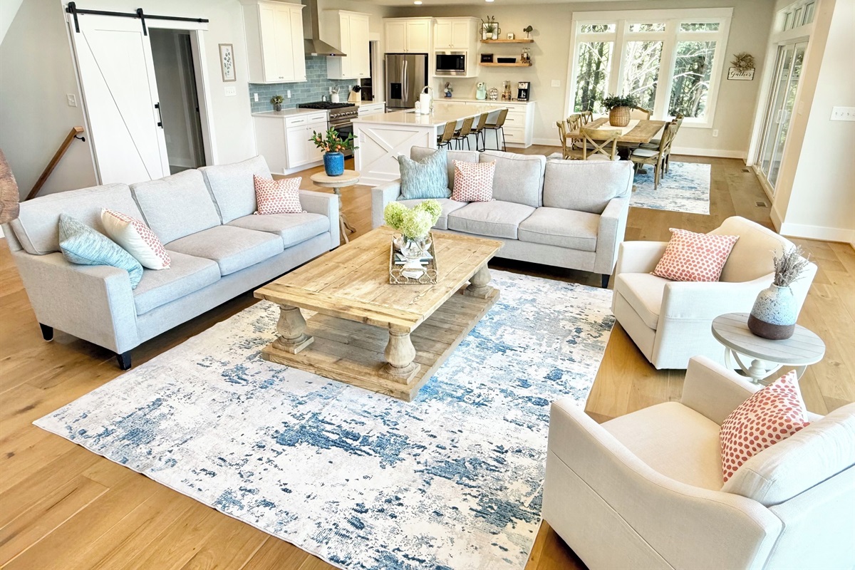 Lake house living doesn't get any better. We have thought of every detail. A gorgeous great room paired with a custom chef kitchen, crafted for both every day & elegance. Guests will enjoy all the high-end details in the kitchen from start to finish.