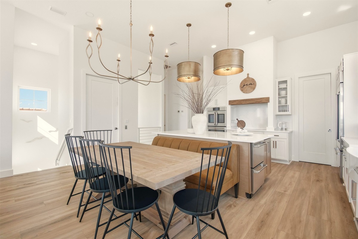 Pancake mornings at the farmhouse table, beach snacks at the island, and family game nights in the cozy booth—this sunlit kitchen is where your best vacation stories begin (and seconds are encouraged).

