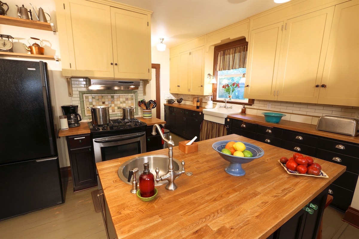 Spacious & well stocked Kitchen