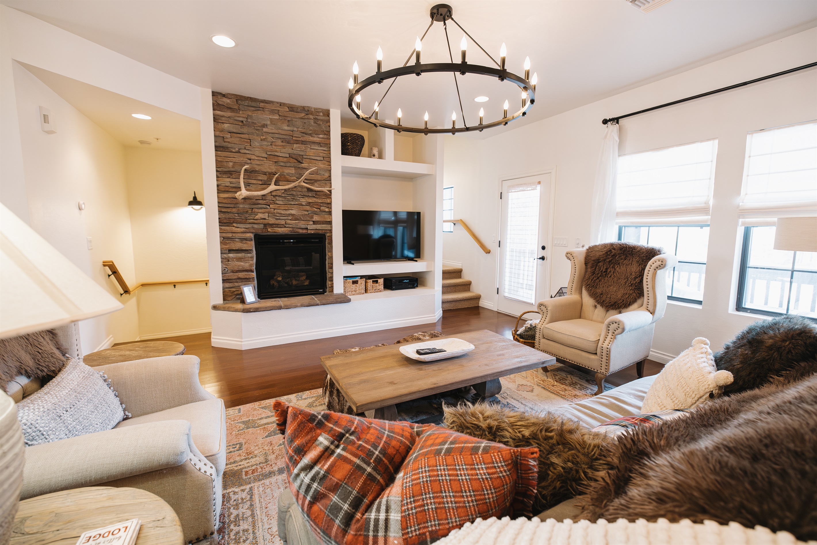 Spacious mountain living room with cozy fireplace, plush seating, surround sound, and smart TV—perfect for couples’ getaways or relaxed family nights after exploring Pinetop and nearby lakes.