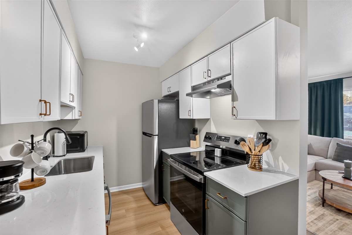 Quartz countertops & stainless steel appliances