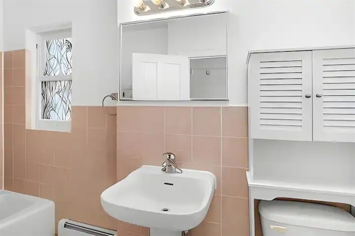 Full Bathroom 1