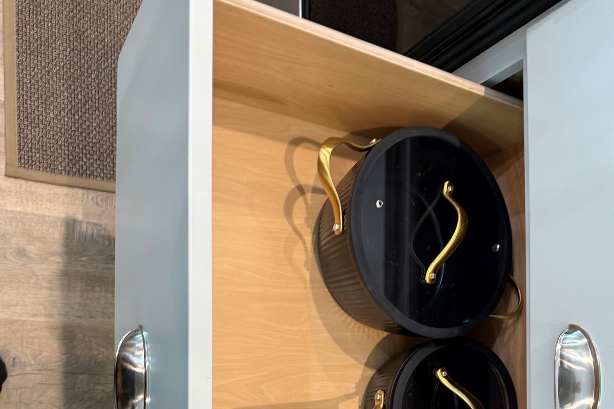 Kitchen pan storage