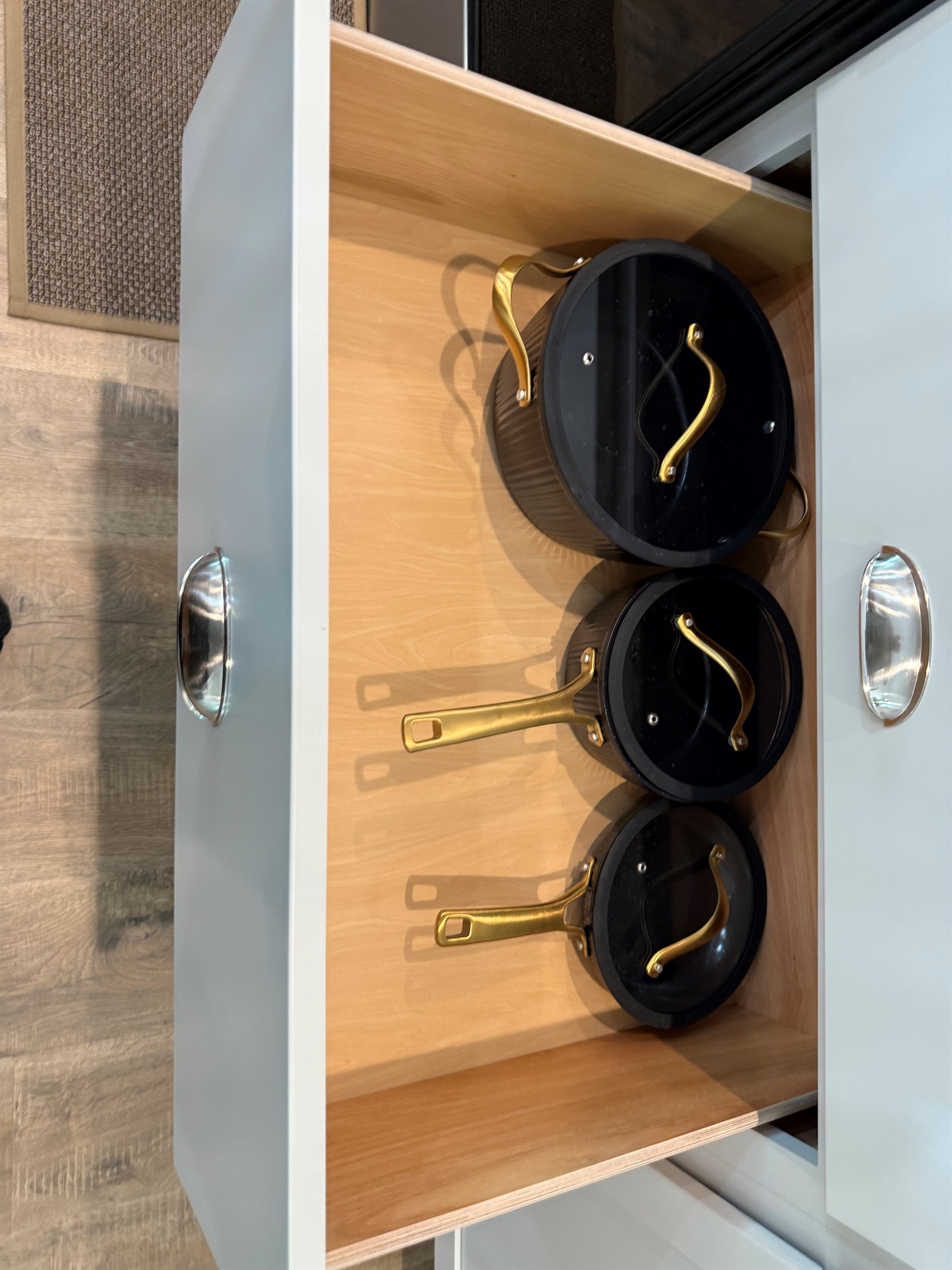 Kitchen pan storage
