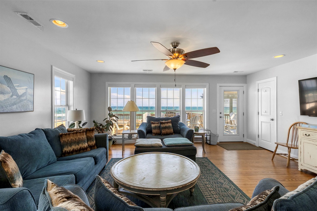 Living room with gorgeous views, ample and comfortable seating. The  ROKU tv has cable as well.