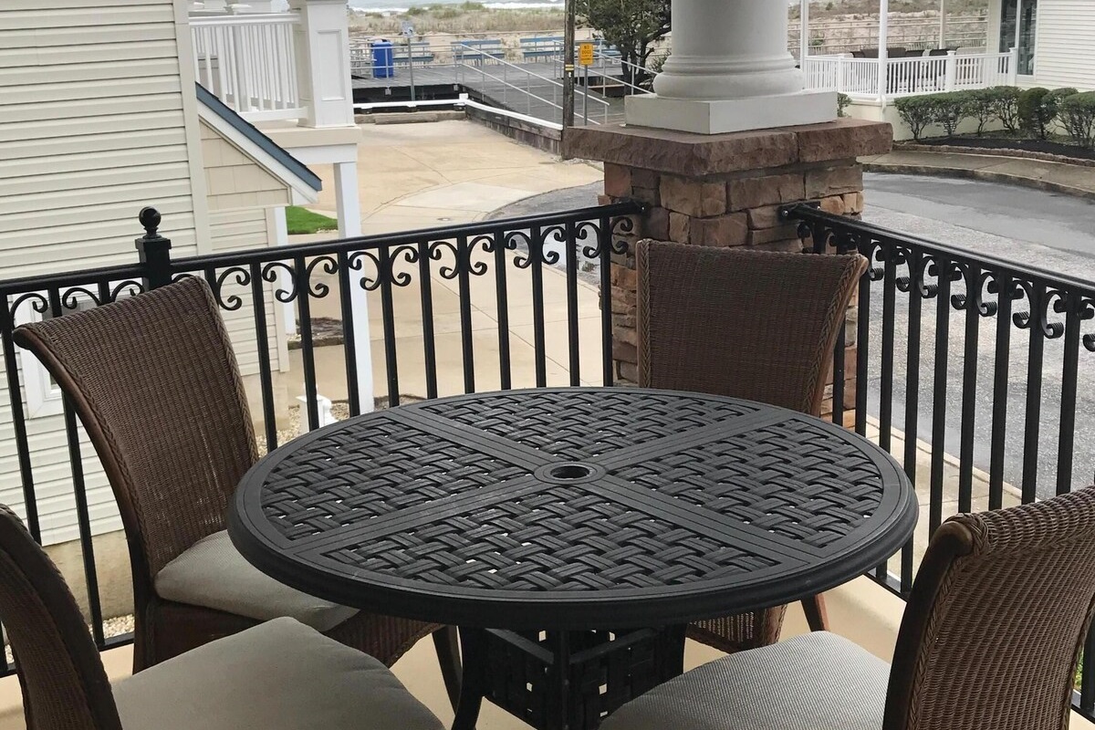 Balcony dining table with ocean views !