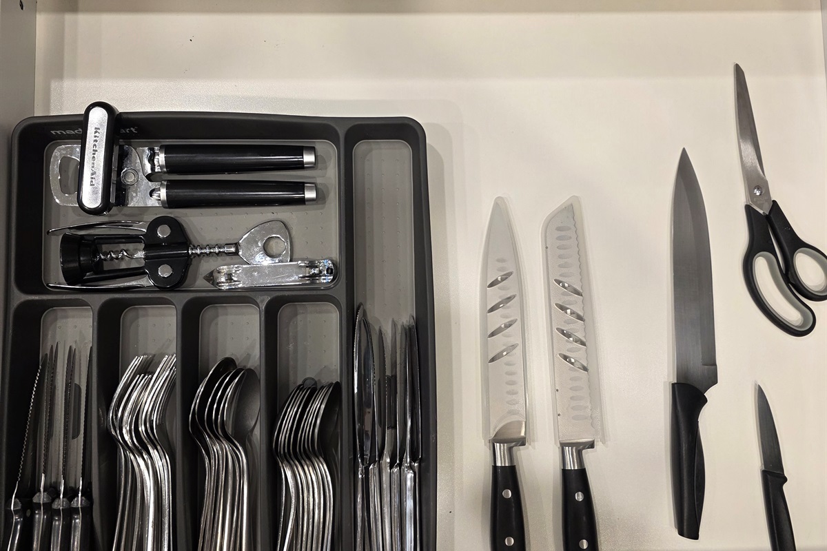 Fully stocked higher-end Cutlery.