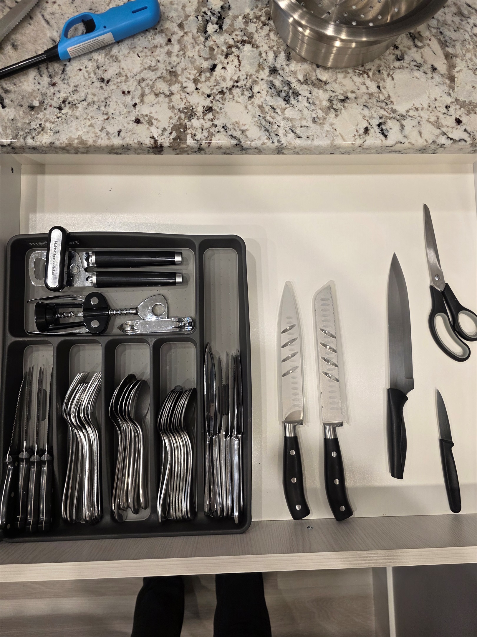 Fully stocked higher-end Cutlery.