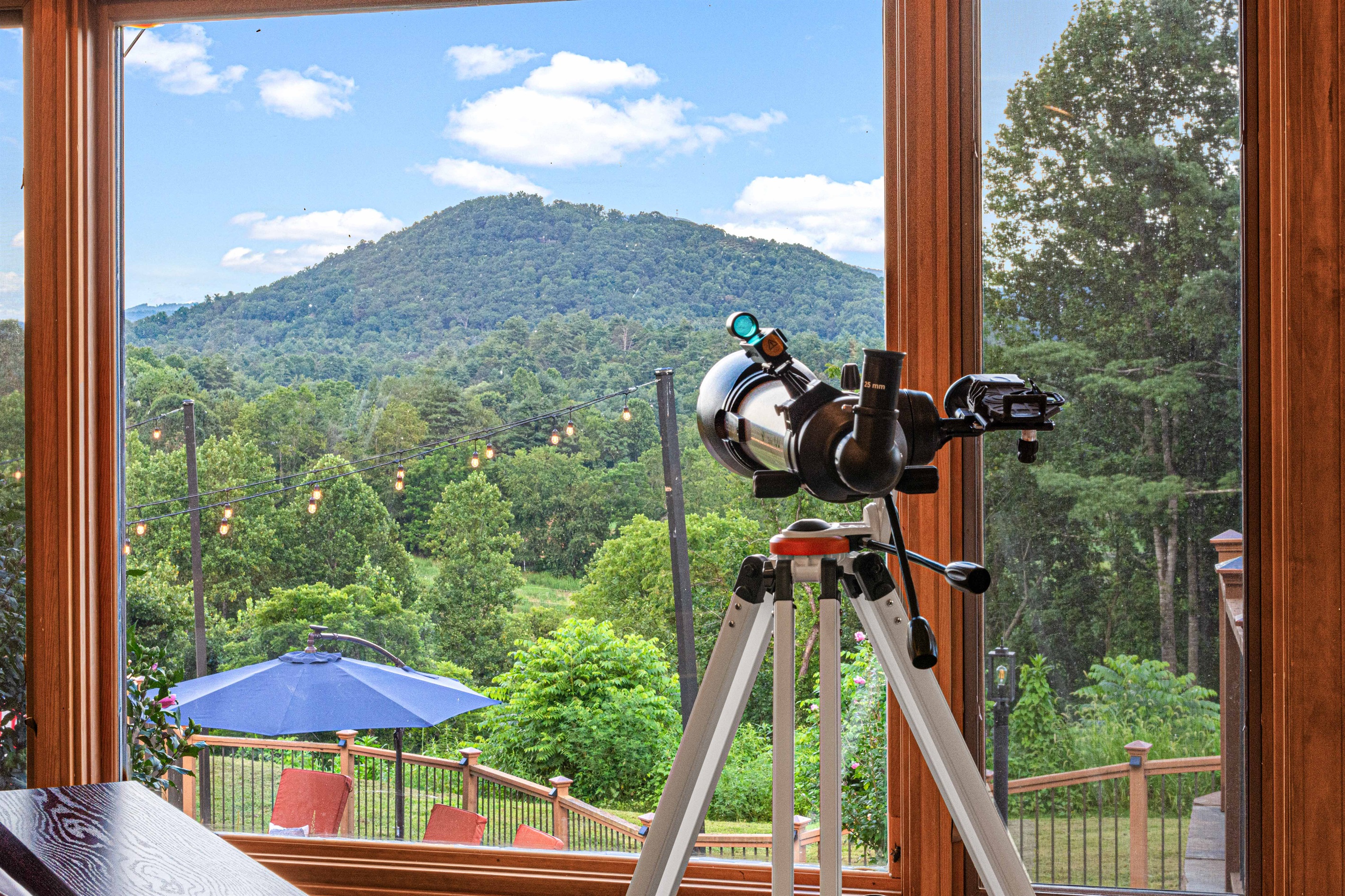 Enjoy sweeping mountain views right from the telescope—perfect for stargazing at night or spotting wildlife in the valley by day.🔭⛰️✨