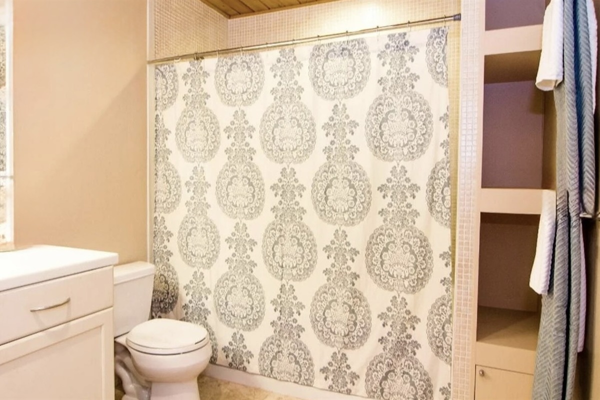 Clean, bright guest bath with full tub/shower—ideal for families and groups.