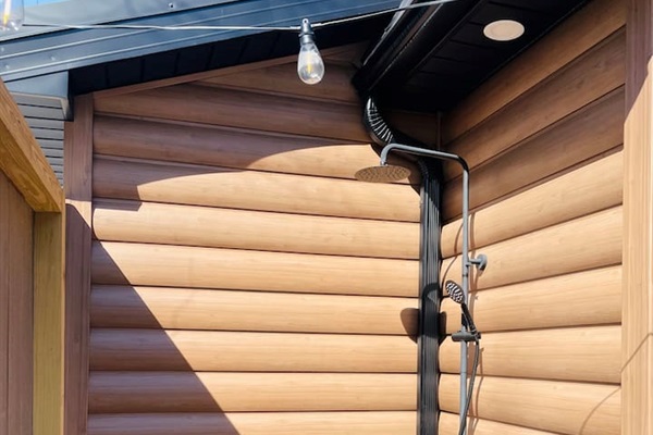 The treehouse deck offers a luxurious outdoor experience with a private, elevated hot tub. The hot tub is available 365 days 24/7. Additionally, you can enjoy a refreshing outdoor shower, May 15-October 15.