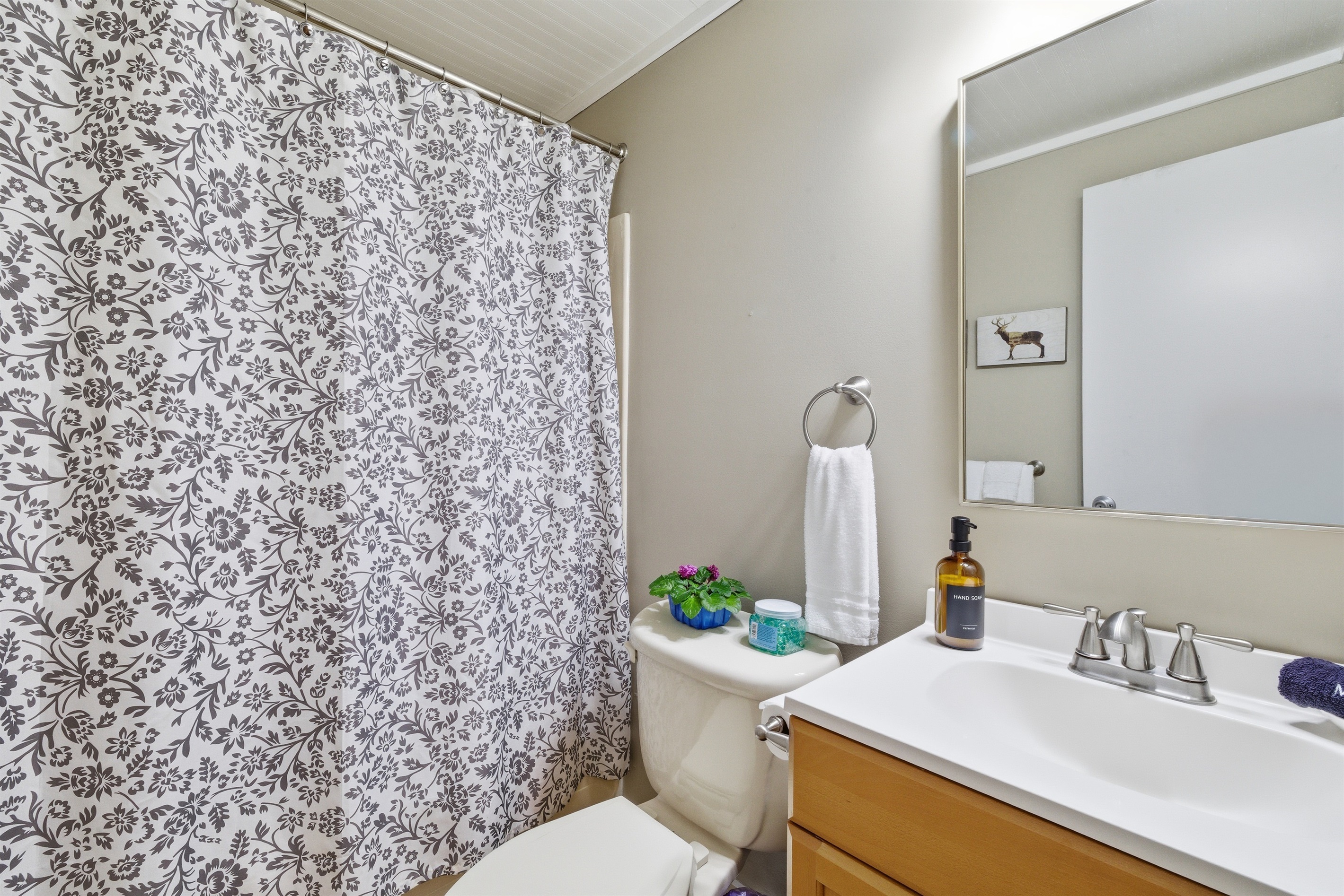 Full bathroom on upper level