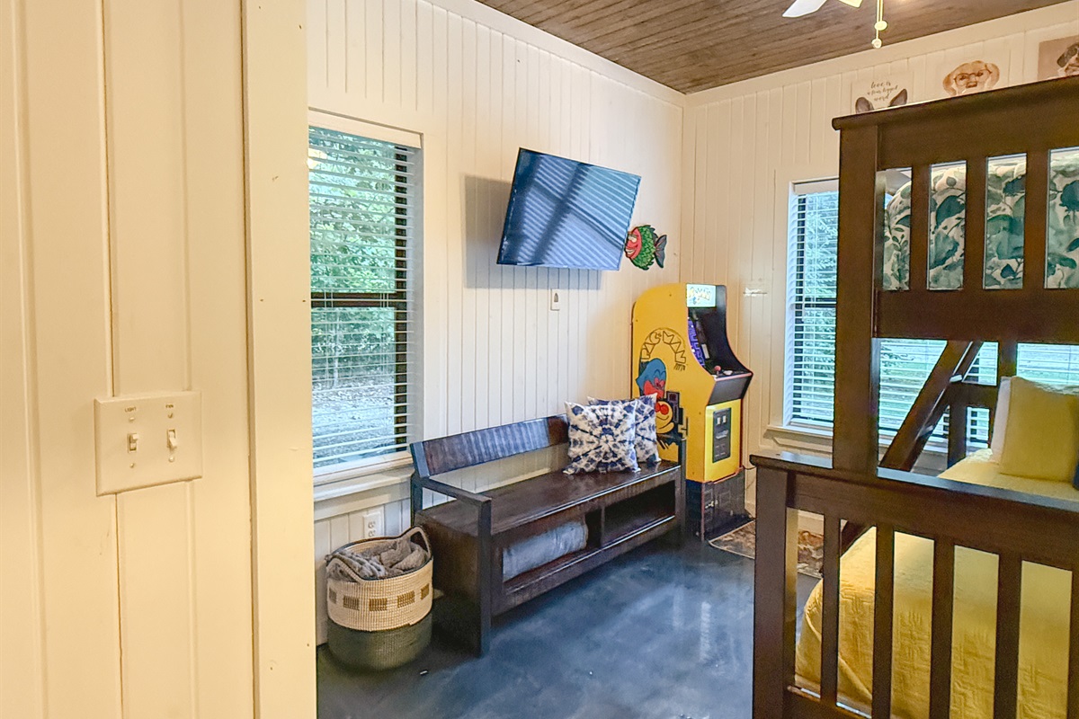 Arcade vibes + bunk beds = kid heaven!