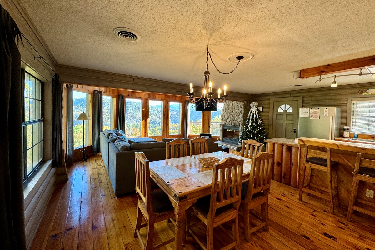 CHRISTMAS DINING ROOM VIEW