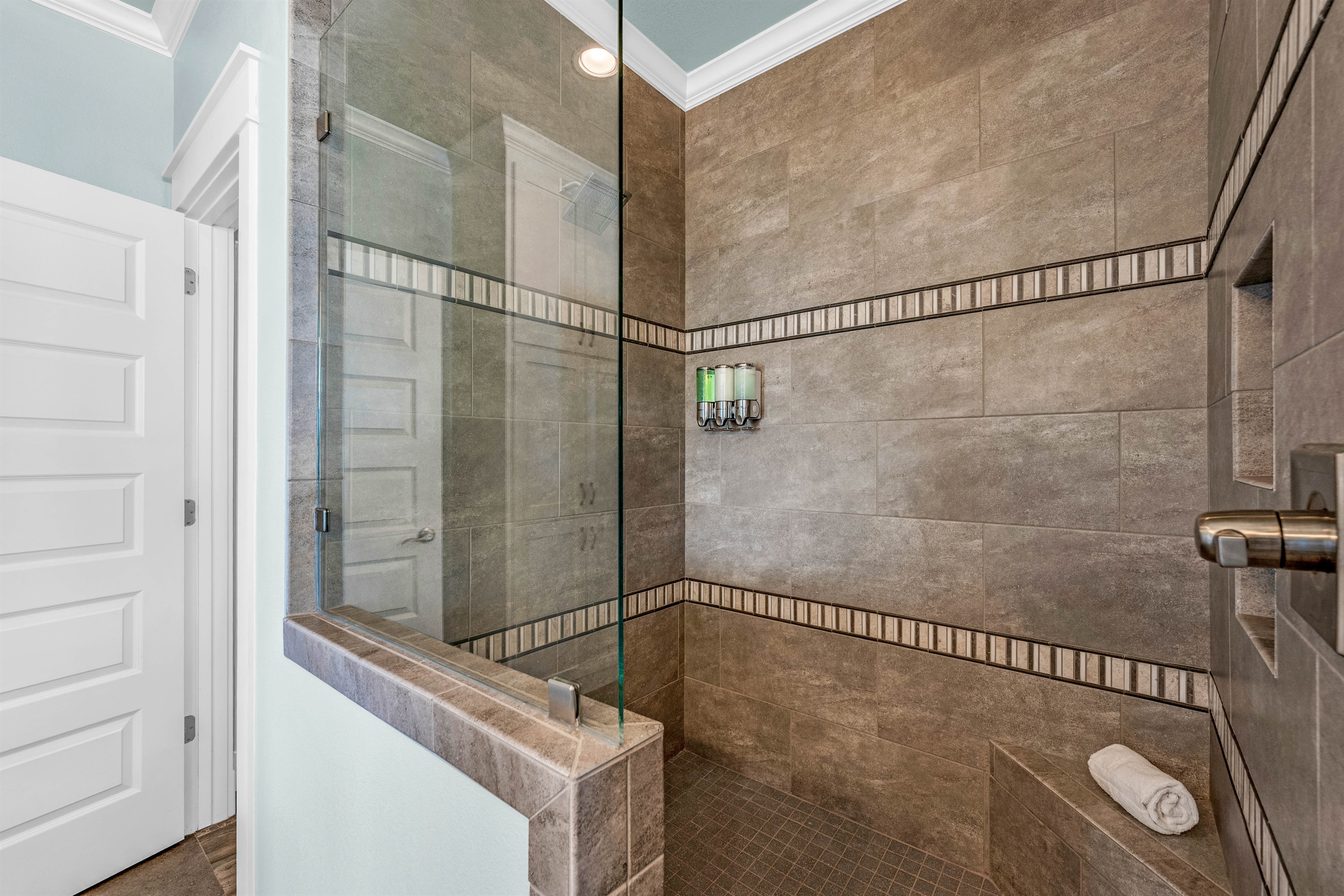 Crystal Paradise Bathroom 4: Located right between bedrooms 4 & 5, the bathroom offers quick and easy access day or night.