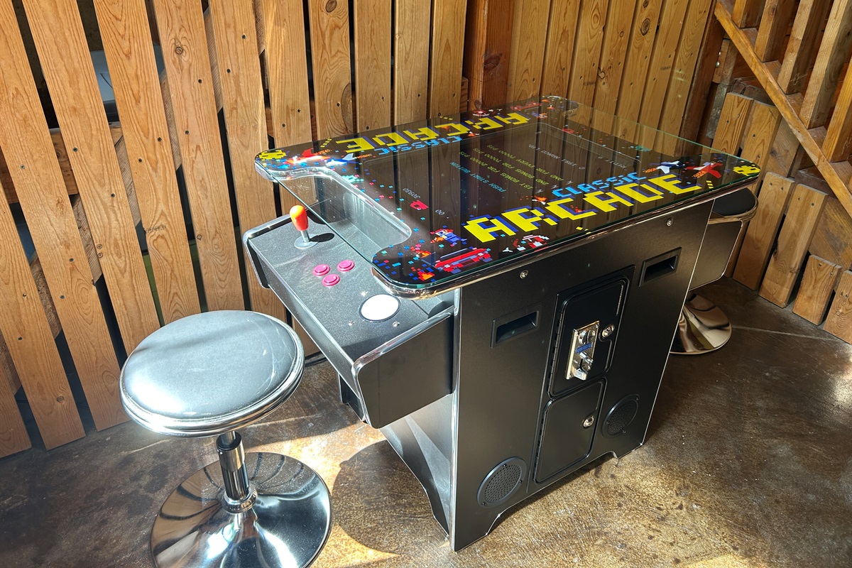 There's a variety of classic arcade games waiting for you to play. You probably won't have time to play them all.