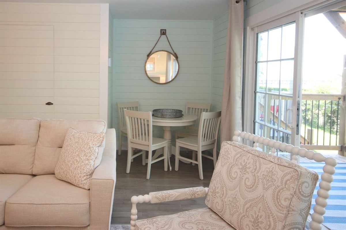 Dining area / breakfast nook