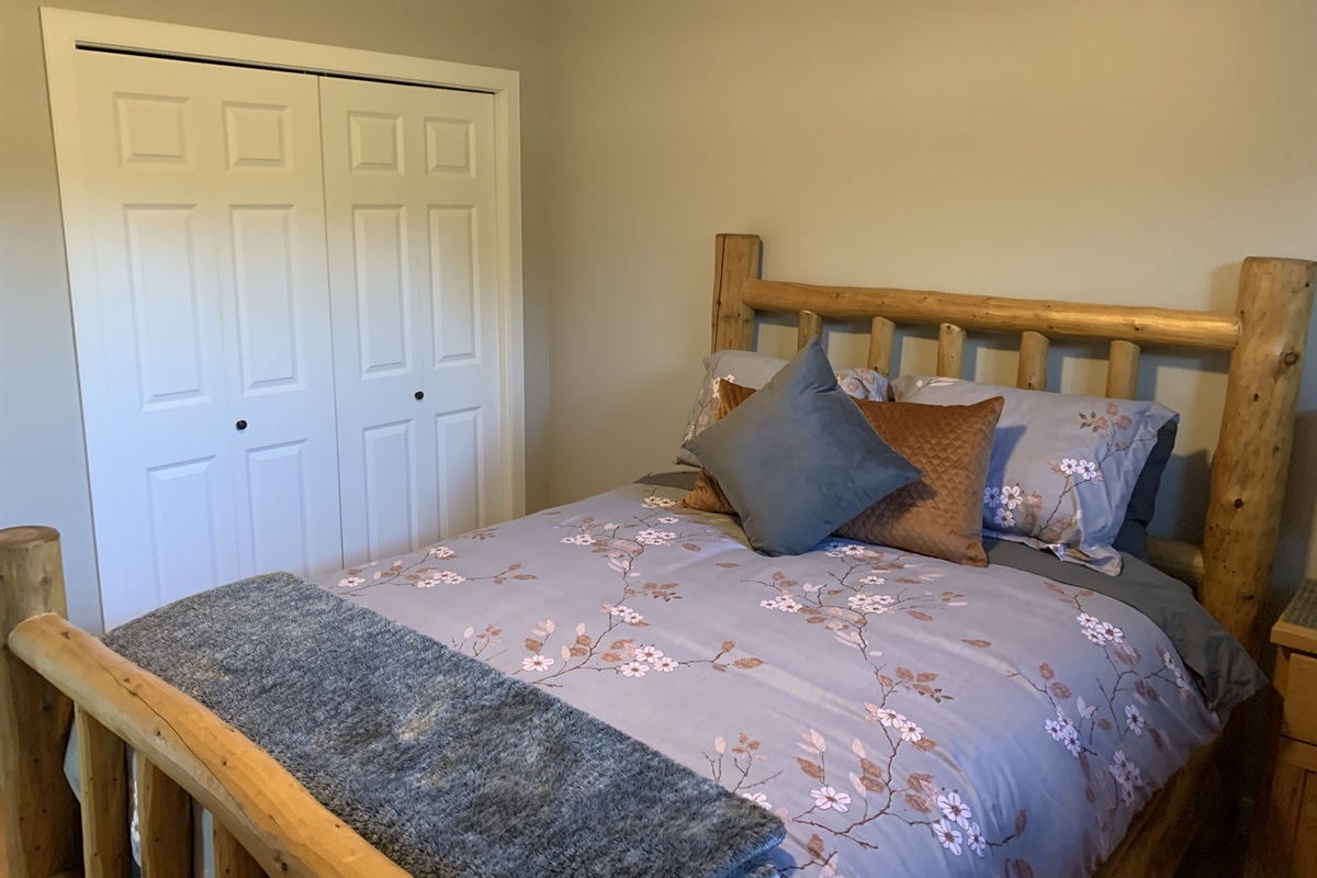 FIREFLY SUITE WITH QUEEN BED