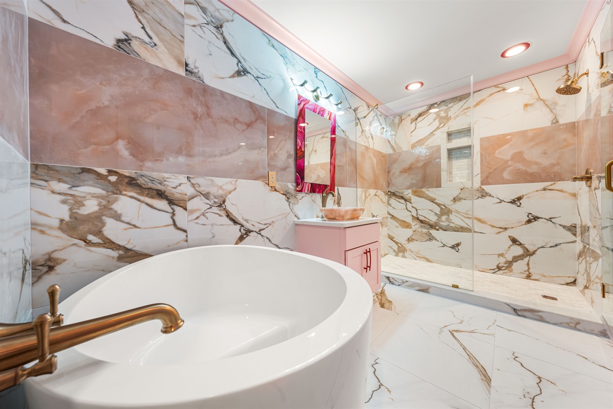 Beachfront King Suite Bath | First Floor