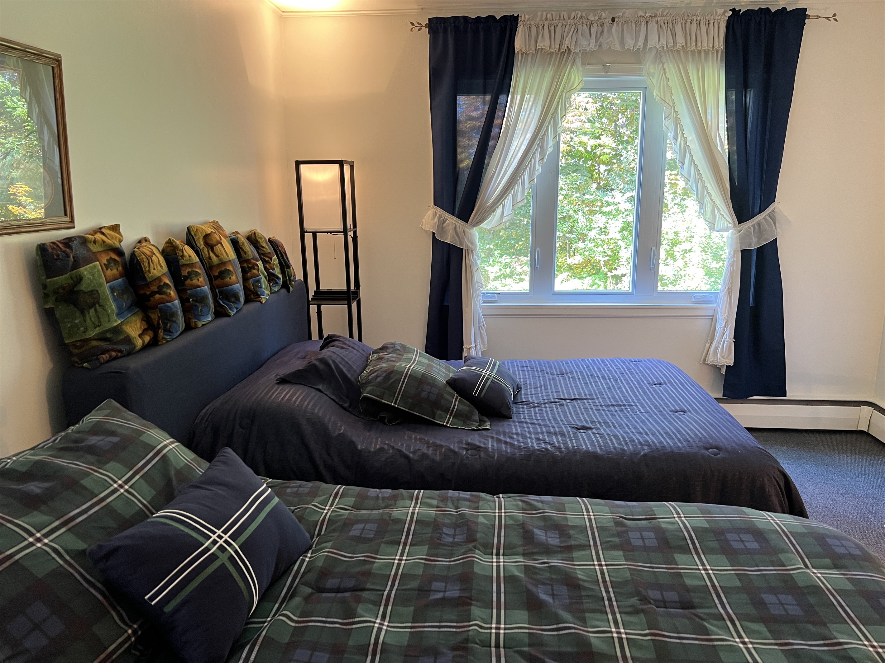 Queen bedroom with extra twin bed