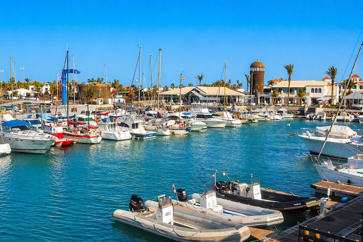 Enjoy the lively marina of Caleta de Fuste, a perfect place for strolls, dining, and charming evenings by the sea.
