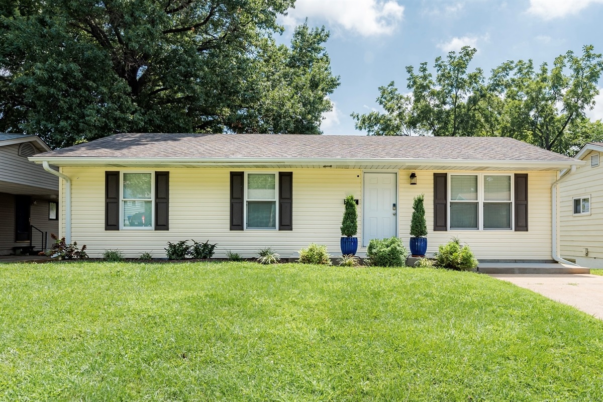 4 steps from the driveway to enter the front door