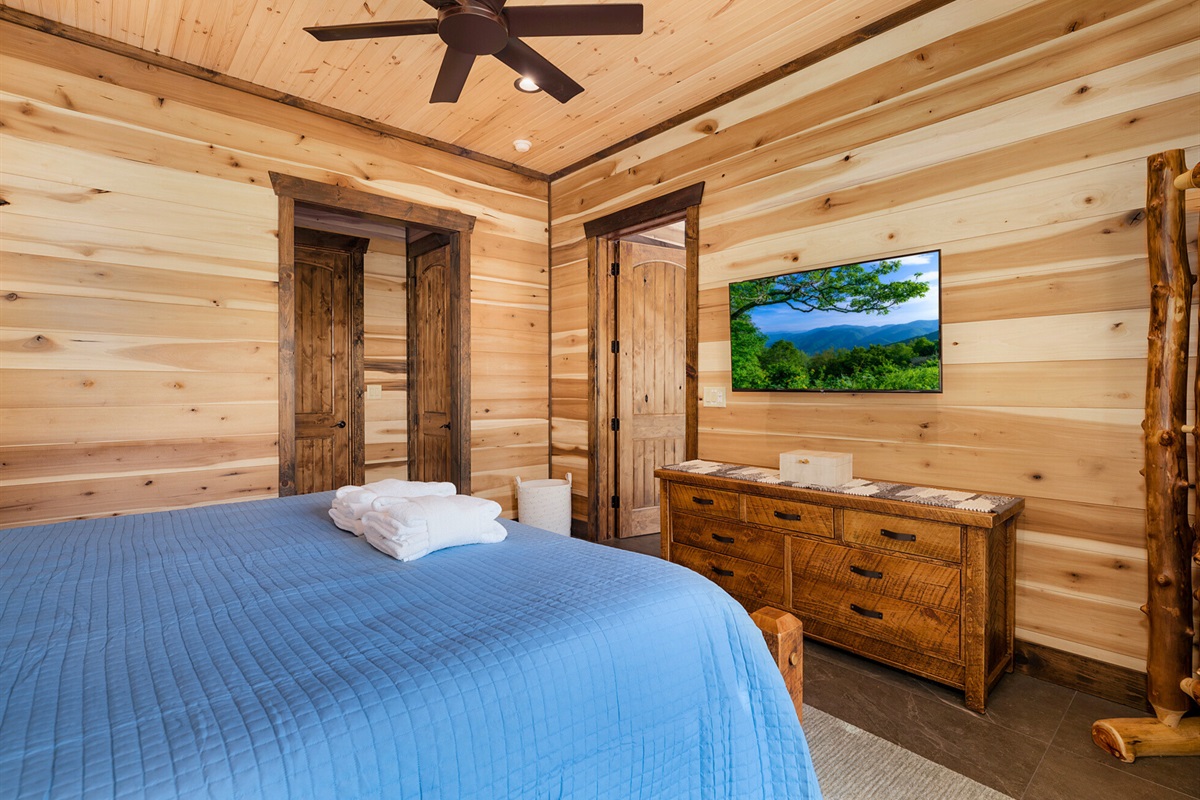 Another inviting king suite with beautiful finishes and a peaceful ambiance.