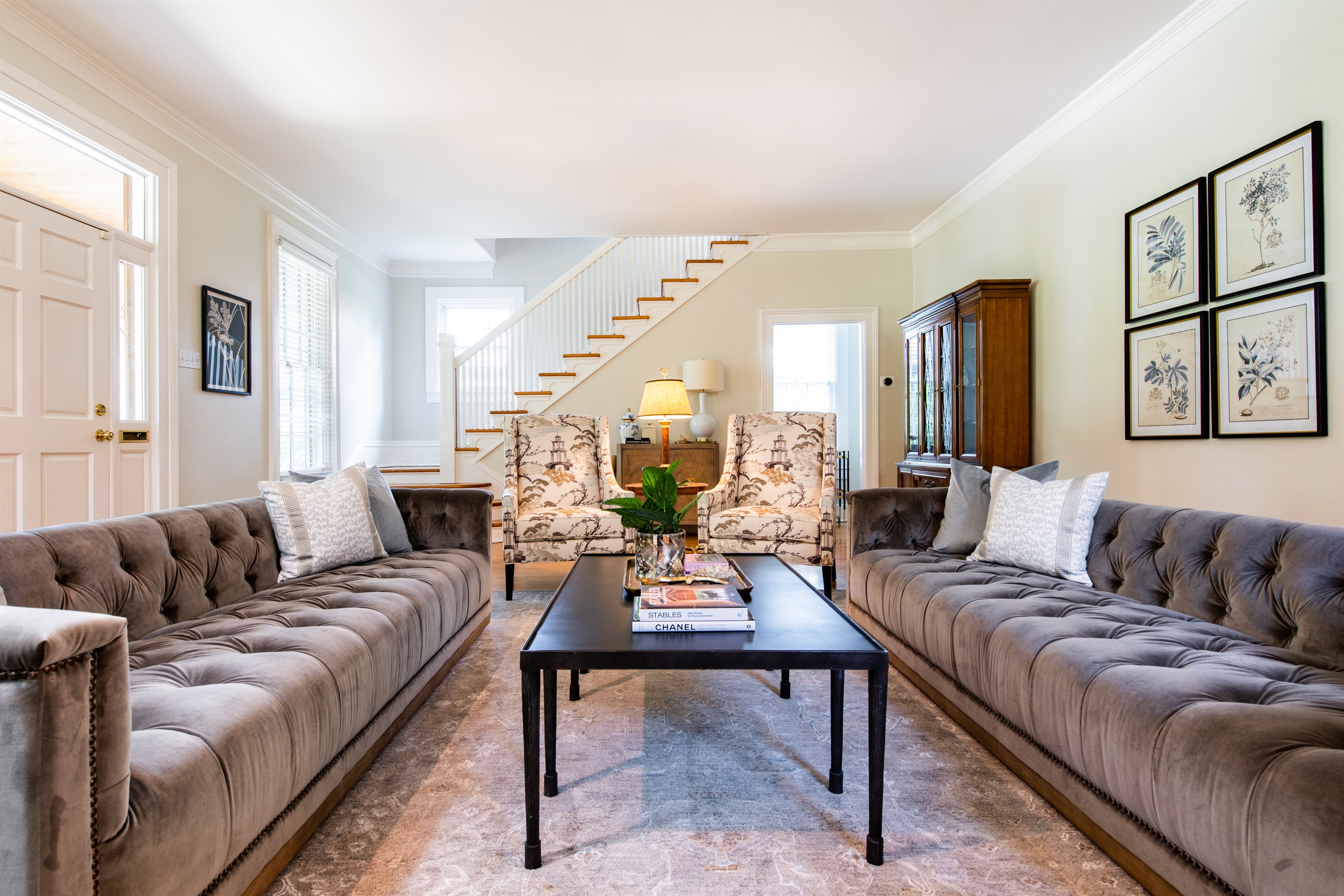 Inviting living room, a comfortable space for relaxing and entertaining guests.