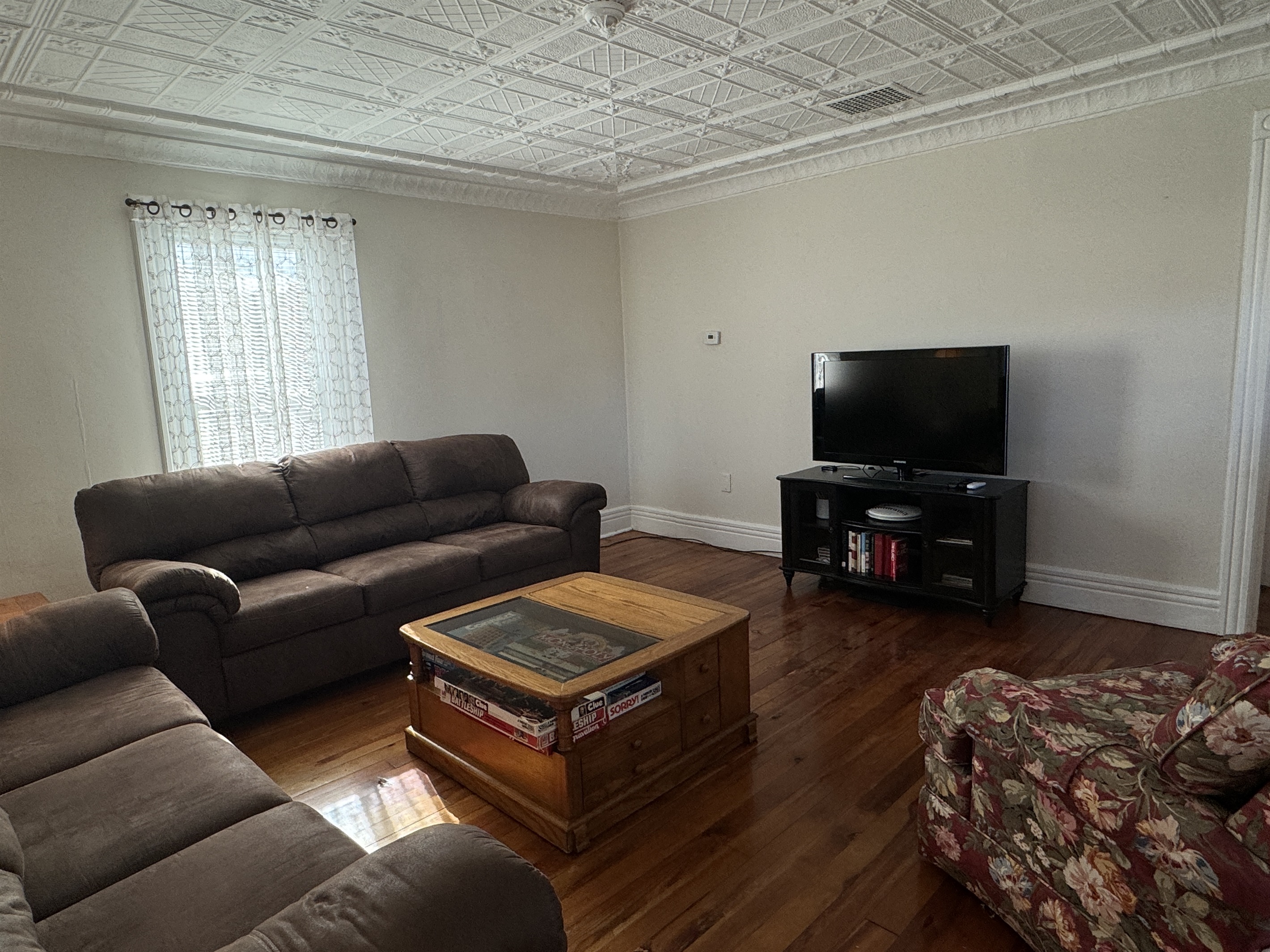 Cooperstown Cottage large living room with smart TV, books and  board games!