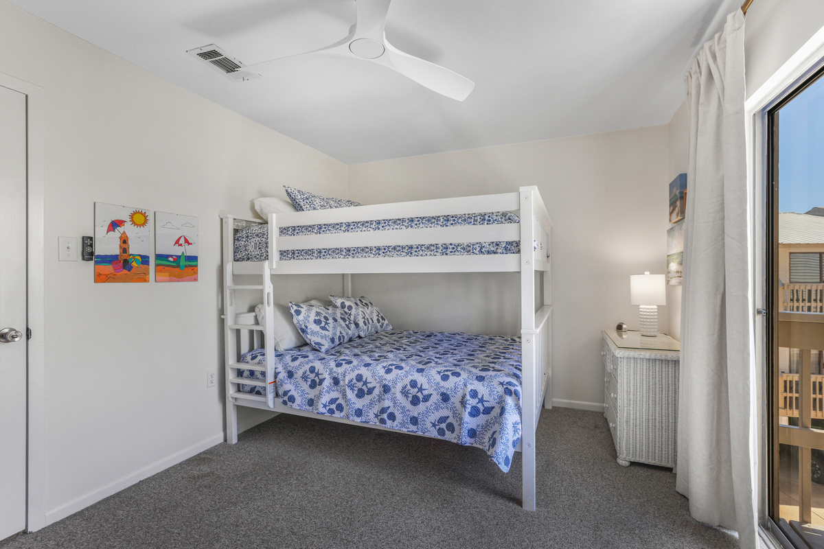 Guest Queen over Queen Bunks