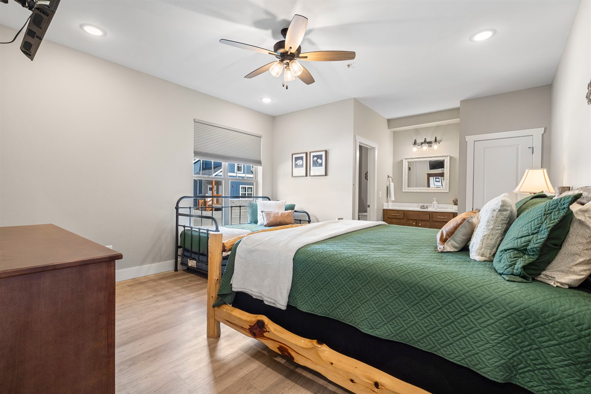 
Main level king bedroom 2 with twin bed/trundle with en suite shower tub combo