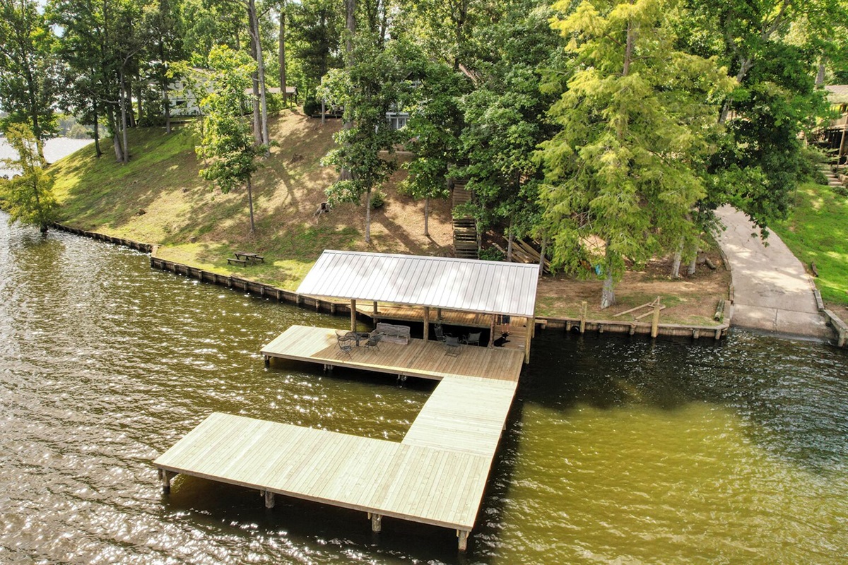 Arial photo of boat house.   Single slip, and boat shared boat launch
