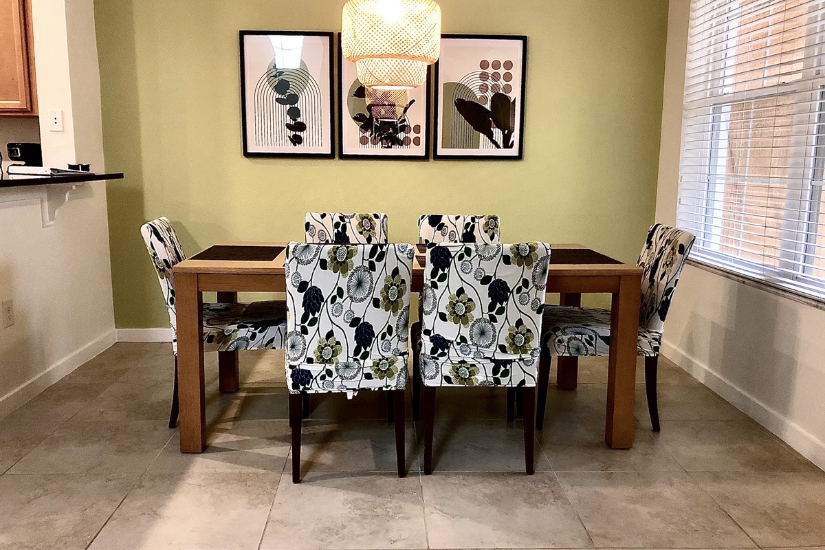 Dining area seats 6