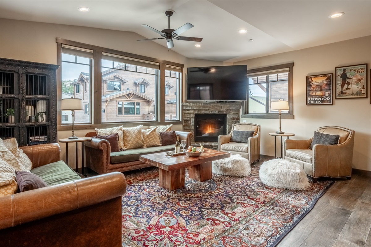 Interstellar | Apogee (#7)
Spacious seating and a fireplace invite relaxed evenings after skiing or exploring Mammoth.