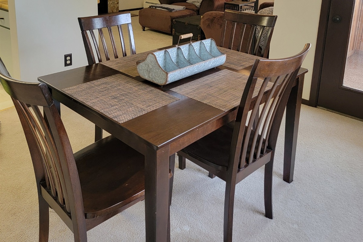 KP101APT5 Dining Room w/4 Chairs