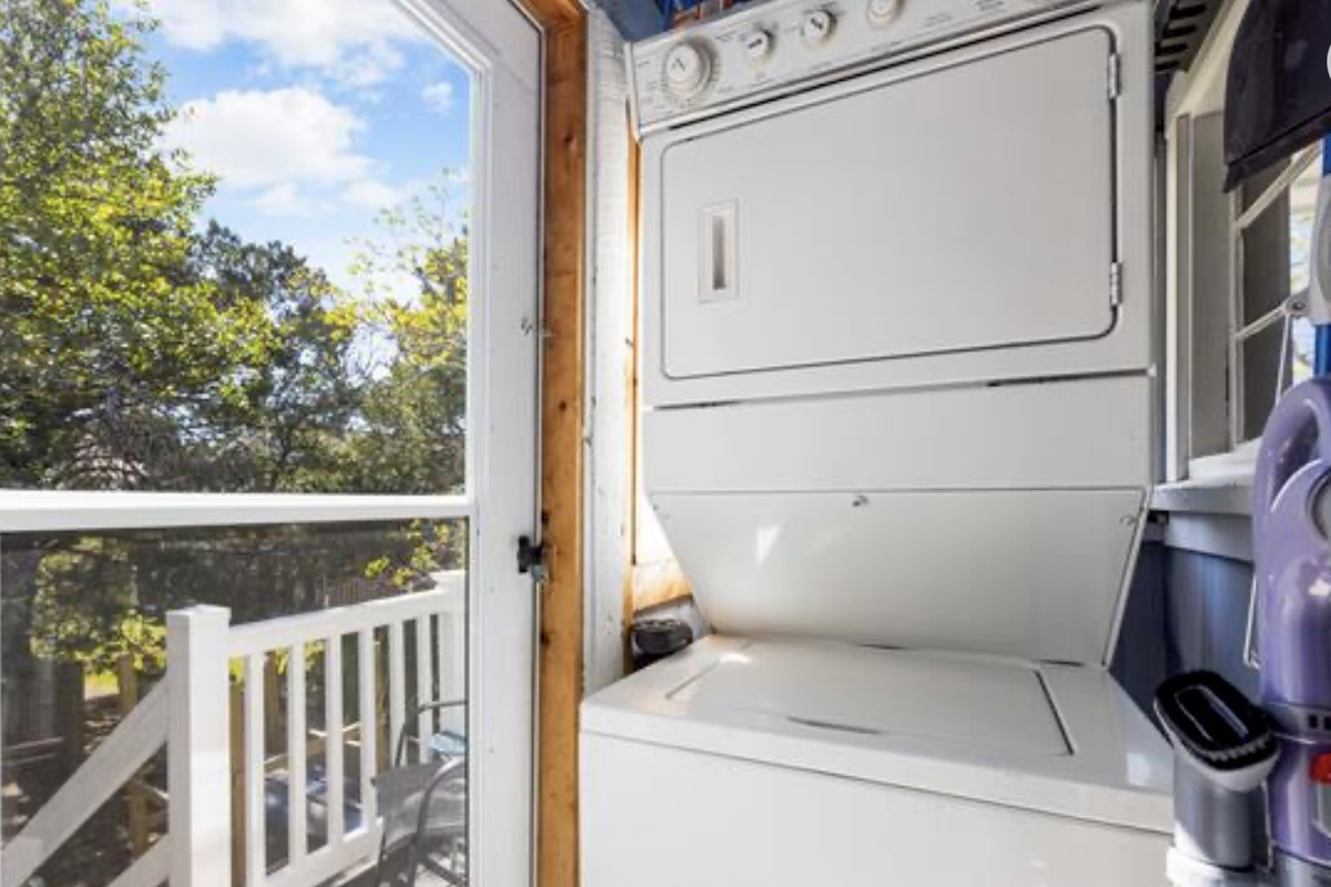 Fresh air and long views from the upper porch, perfect for that first cup of coffee. ⭐