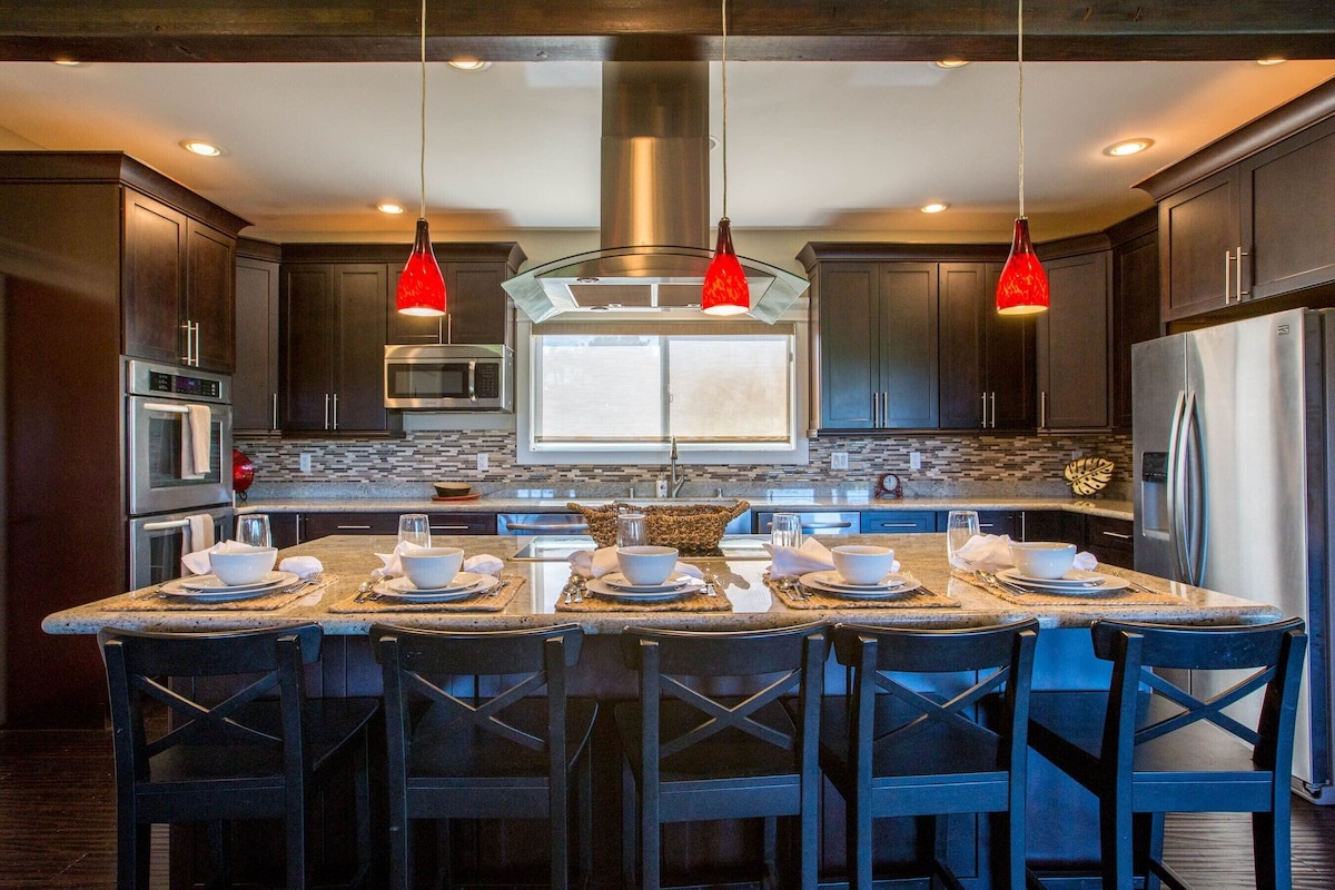 Seating for an additional 5 at the kitchen counter.