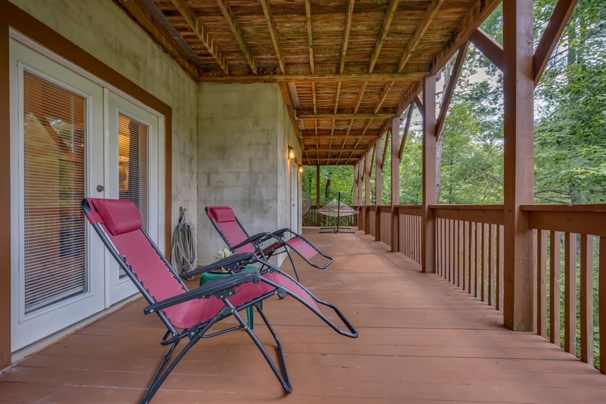 Lower level deck with seating and hammock: perfect for relaxing!