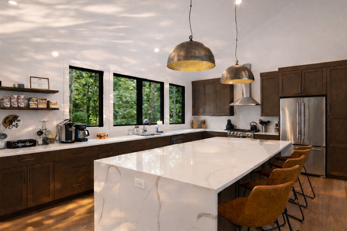 With its sleek finishes and open layout, this fully equipped kitchen is both functional and stylish.