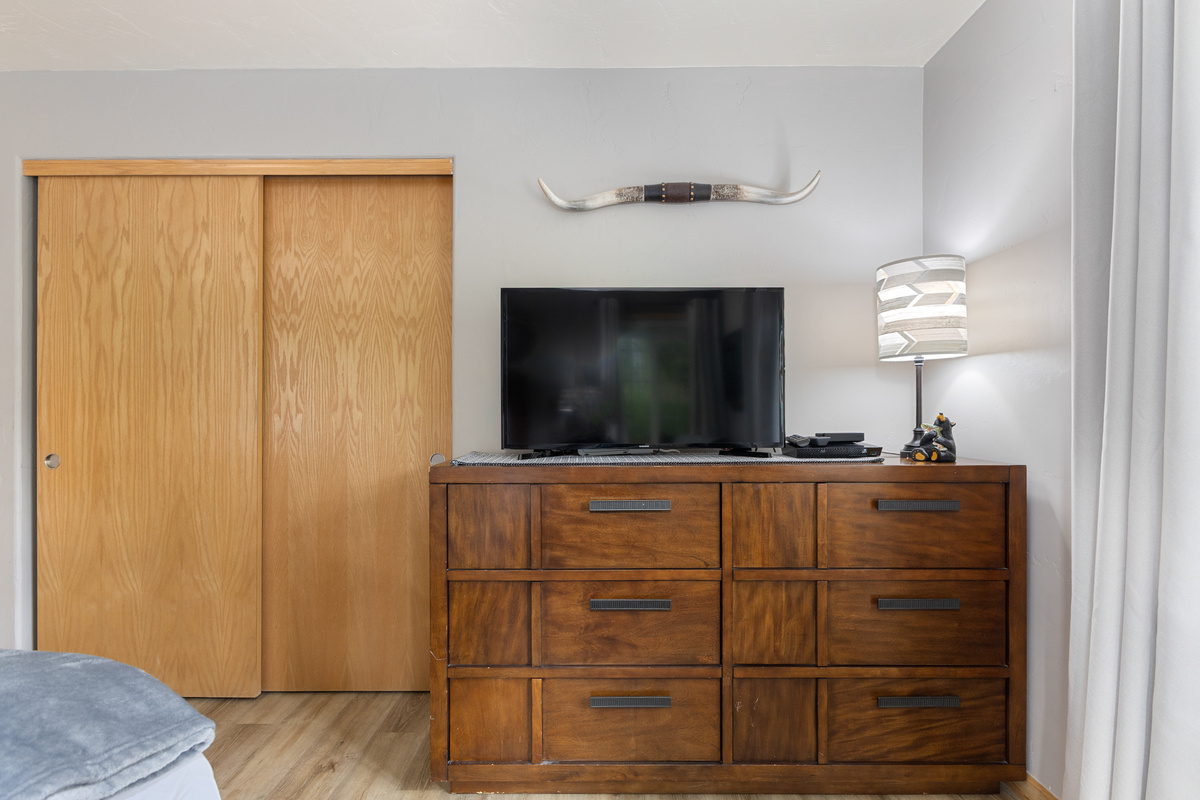 Ensuite Bedroom 2 | Kingsize Bed | Smart TV | Closet