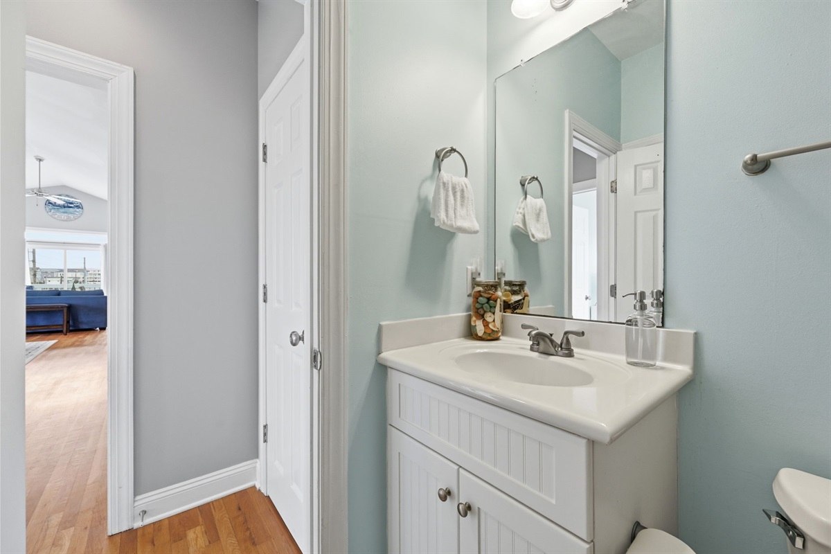 Fresh coastal style bathroom with all the essentials