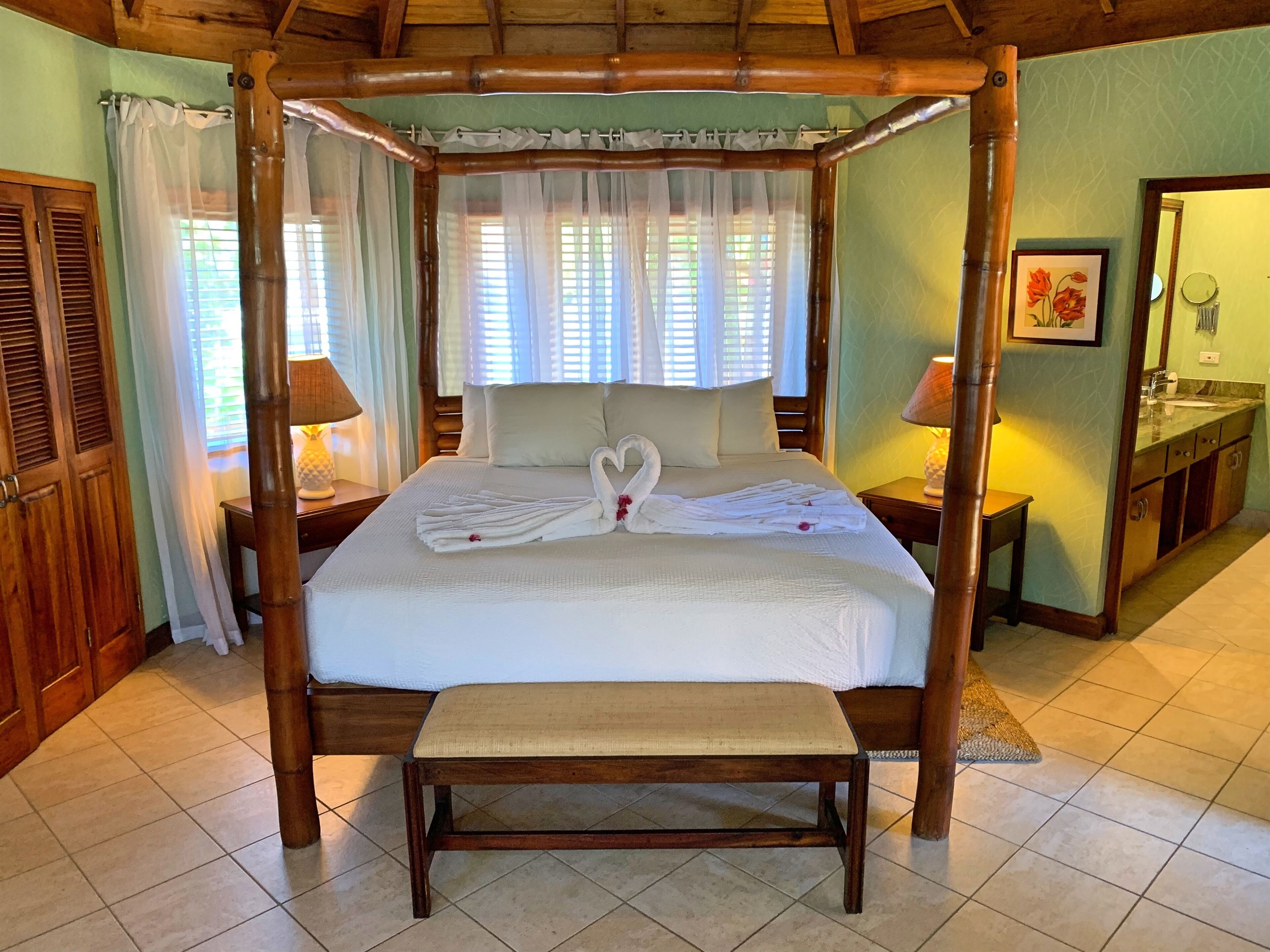 Garden View Upper-Level Bedroom: Rhapsody in Green