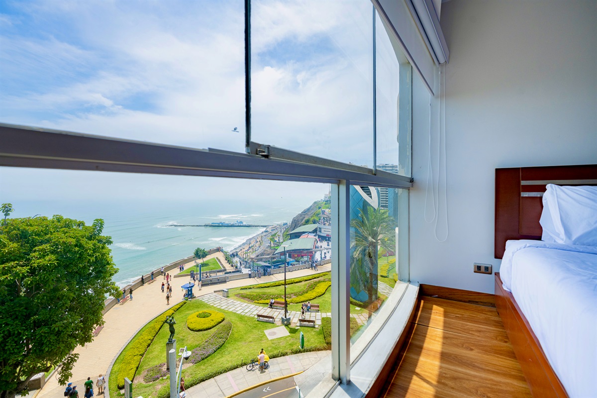 Third bedroom with stunning sea and Malecón views — wake up inspired every morning  /   Tercer dormitorio con cama doble y una vista impresionante al mar y al malecón — despierta inspirado cada mañana