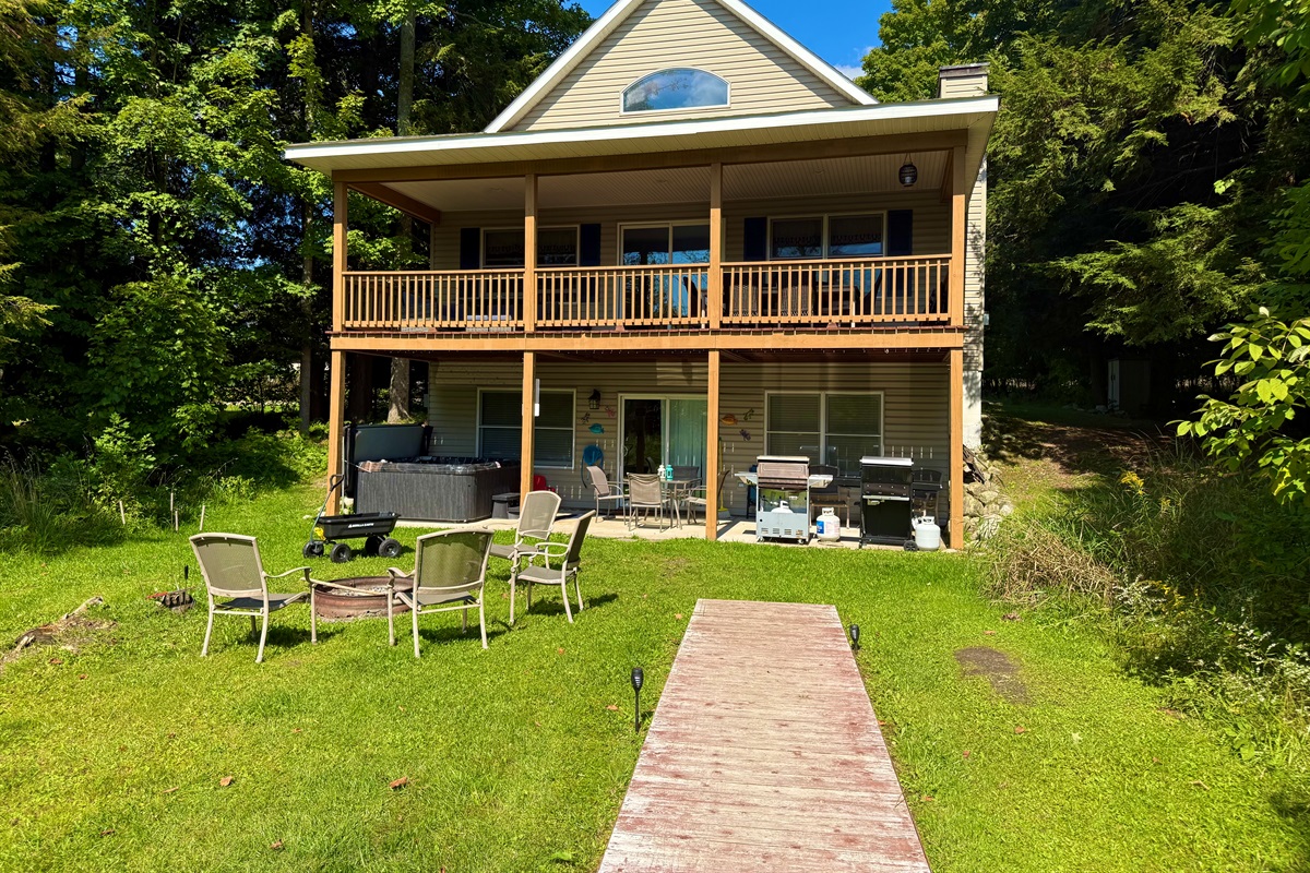 Lots of space to gather to listen to the birds, watch wildlife and oversee the breathtaking Intermediate Lake!