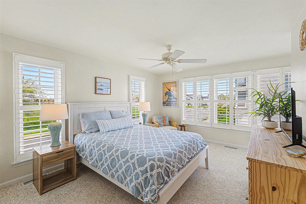 Queen bedroom master with ensuite bathroom