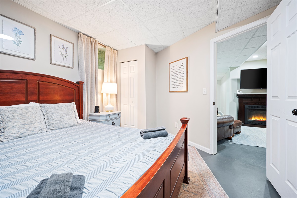 Bedroom 4 | Queen Bed
