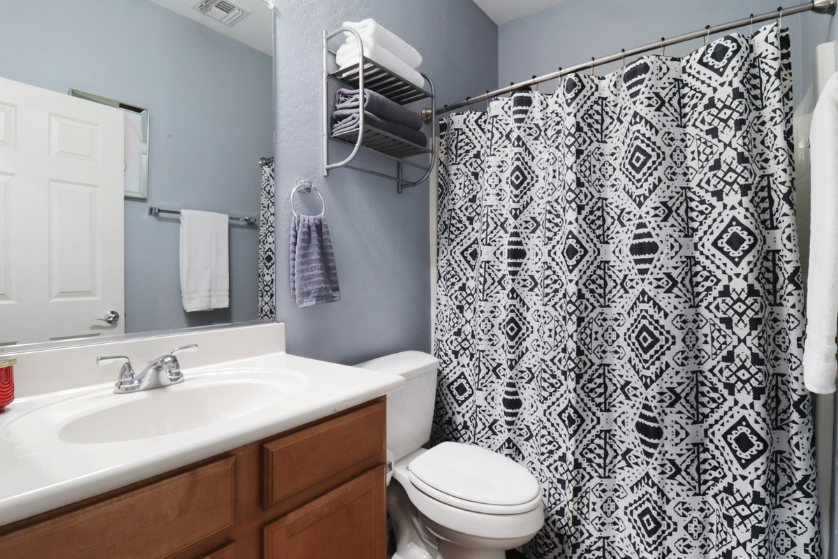 Full bathroom with vanity storage, fresh towels, and a shower/tub combo for everyday use.
